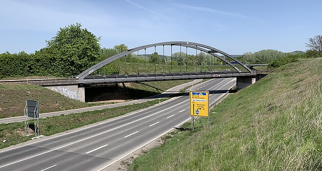 Das Foto zeigt die B 28 Rottenburg -Tübingen im Bereich des Knoten Rottenburg Ost und eine Brücke, die darüber führt
